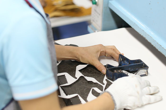 Cutting of leather inserts without chrome